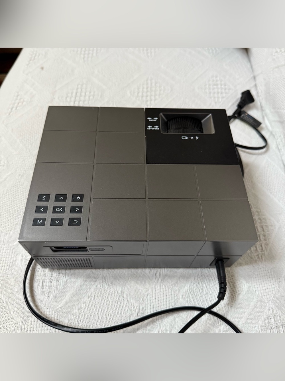 Compact Multimedia Projector - Picture 4 of 5